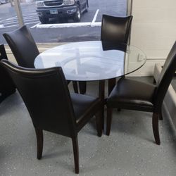 Glasstop Dining Table With 4 Chairs