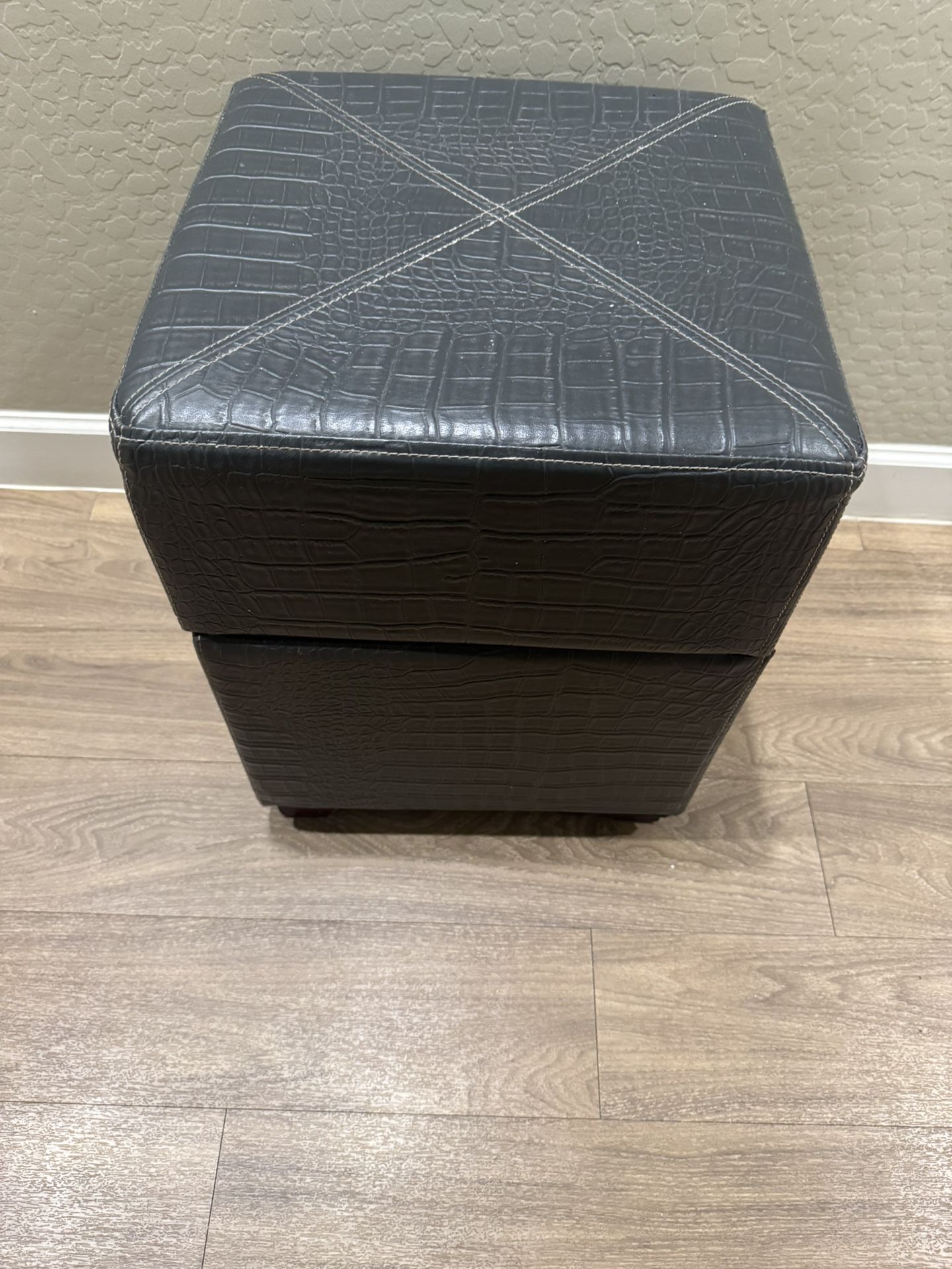 Faux Leather Ottoman w/Crocodile Skin Texture w/Storage