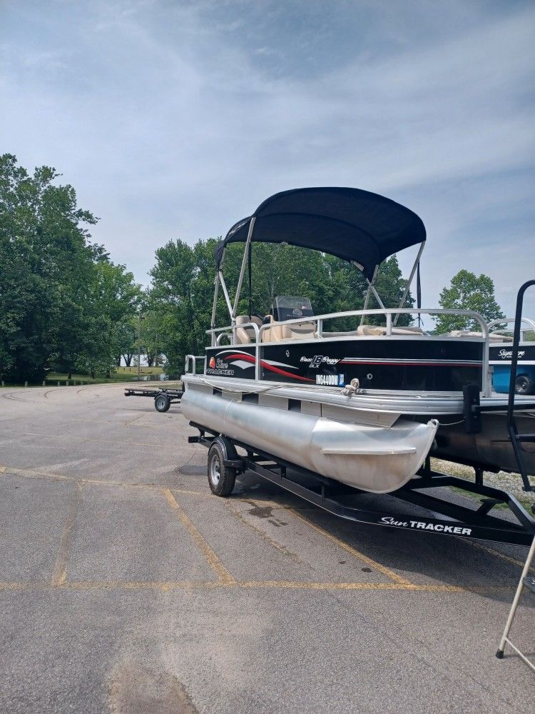 2016 Suntracker 18 ft Bass Buggy Pontoon