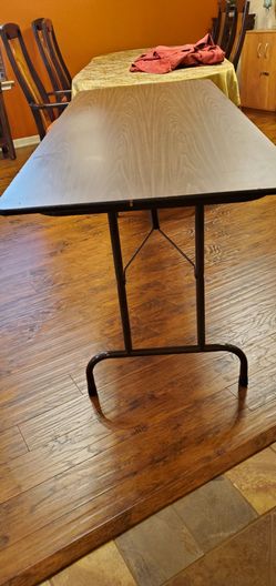 Folding tables