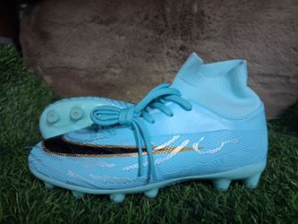 Soccer cleats us size 3.5youth