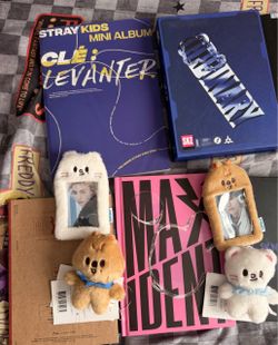 Kpop: Stray kids albums + plushies