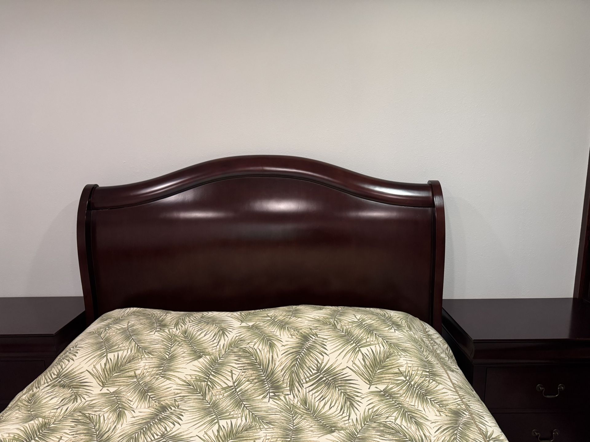 Elegant 6-Piece Queen Bedroom Set - Classic Cherry Finish