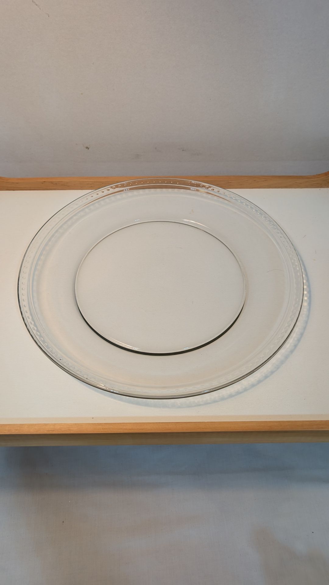 Glass serving round platter