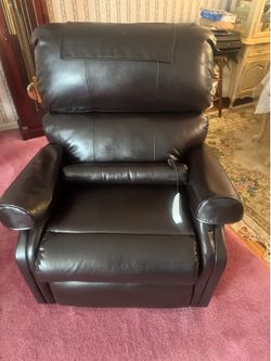 Power Recliner Chair – Fully Reclining – Like New