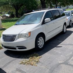 2013 Chrysler Town And Country Van