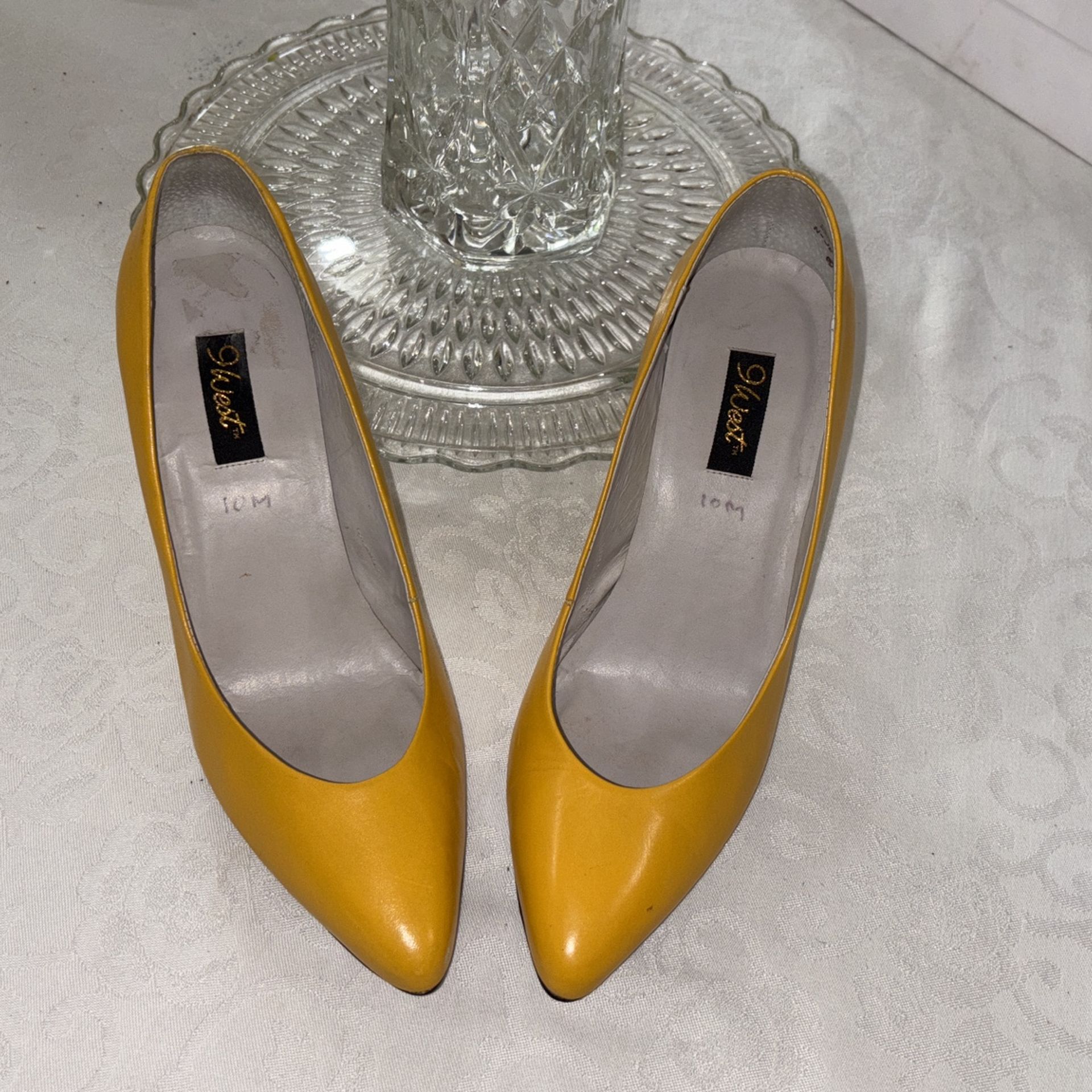 Size 10M Yellow 3 1/2” Leather Pumps