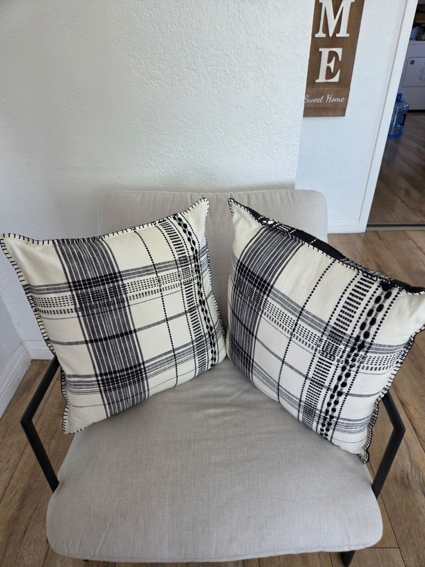 Black/ white reversible trow Pillows