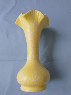 

Shawnee vase 2512 scalloped top, 9” H 4.5” diameter 

