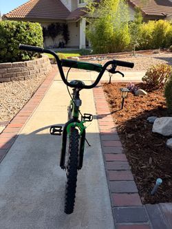 🚲 FOR SALE – ERUPT 16” KIDS BIKE – LIKE NEW! 💚