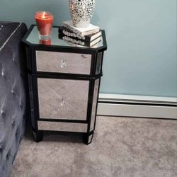 Black Mirrord Tables
