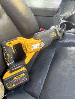Dewalt Saw Saw Brushless XR ( The Best On The Market)