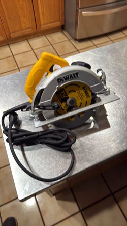 Dewalt circle saw New $100