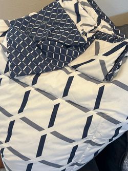 Reversible Queen Size Comforter-2 Sham Set