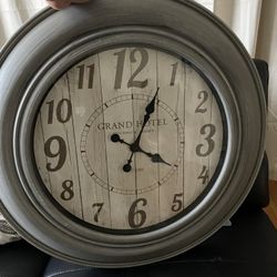 I am selling a wall clock in very good condition.