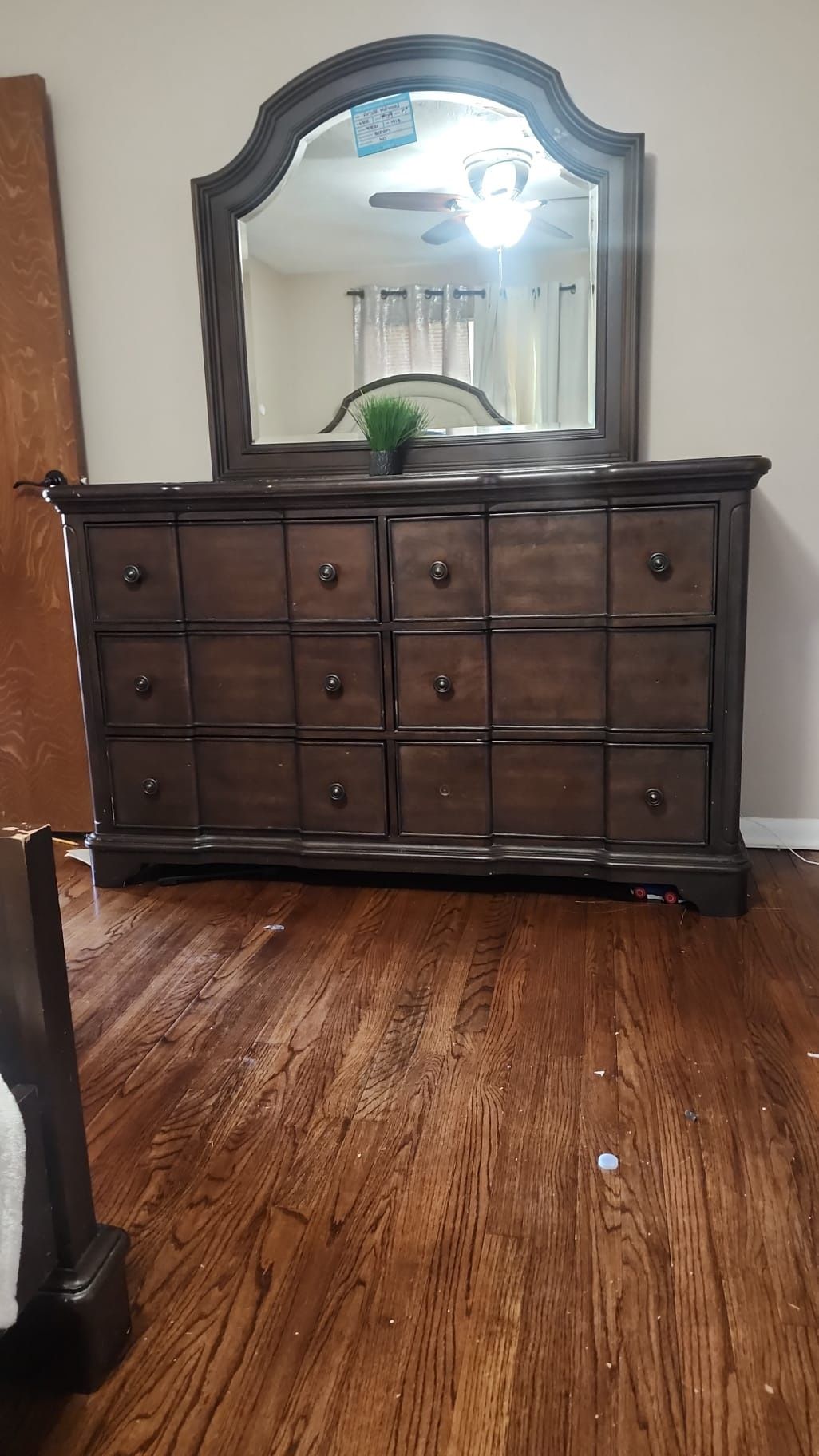 Elegant Dark Wood Dresser with Mirror – 6 Drawers