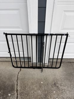 Baby gate adjustable width