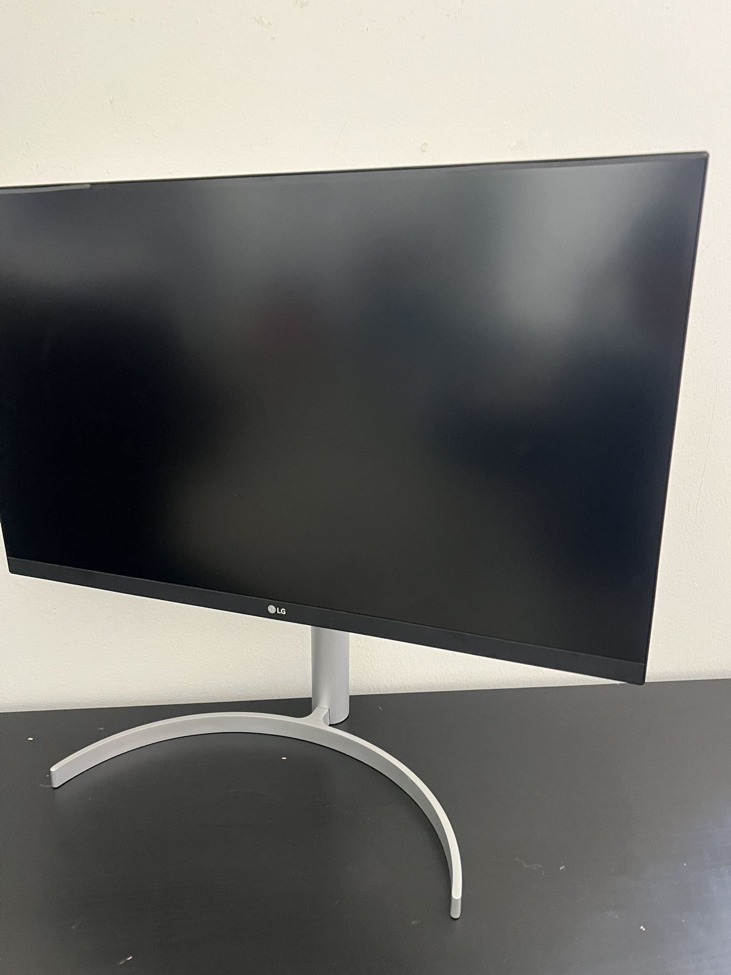 27” 4K LG monitor