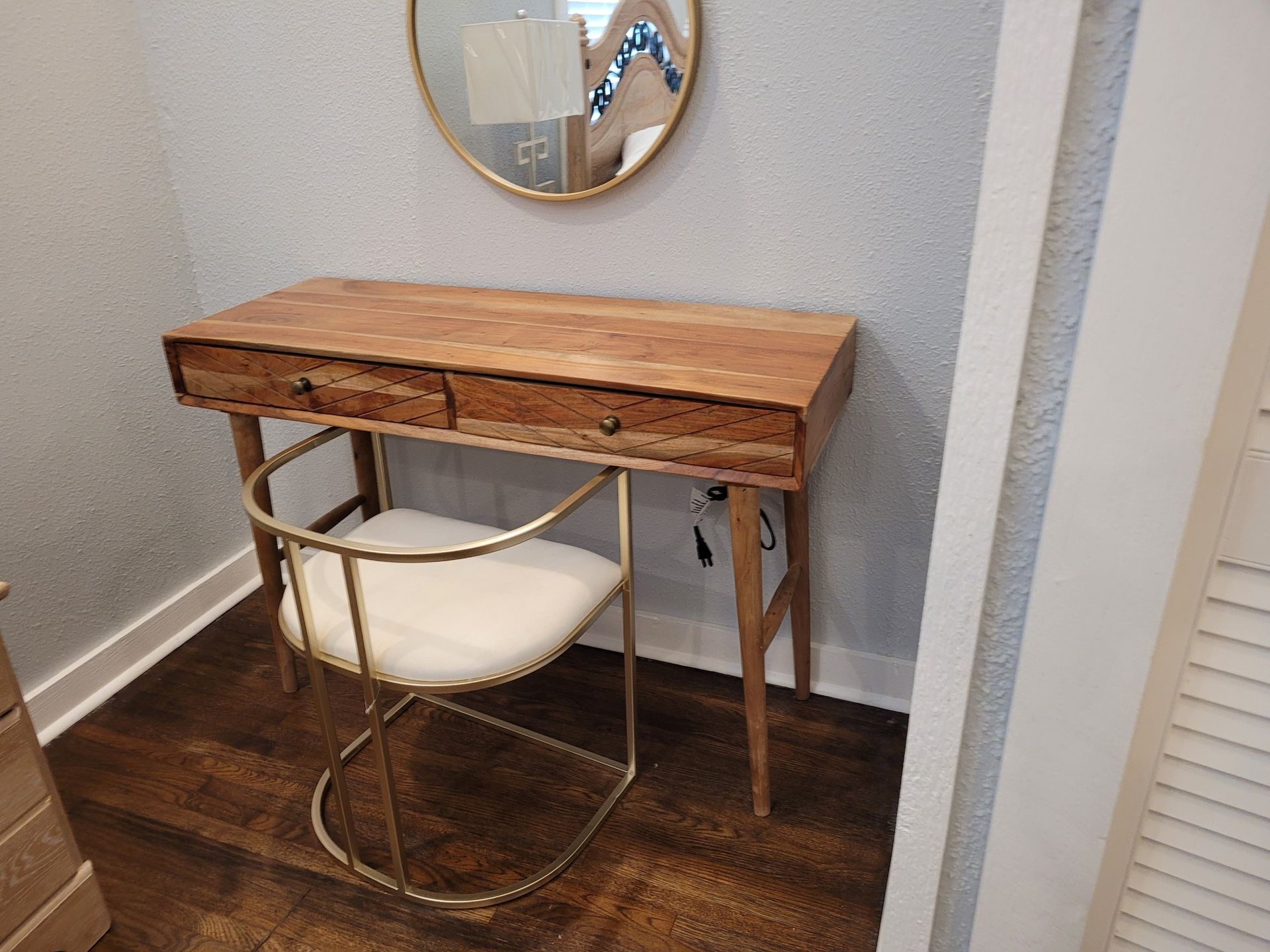 BRAND NEW Vanity/Desk With Chair