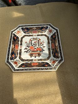 JAPANESE PORCELAIN CHARGER Floral Imari Genroku Style ~ 10" Square Ceramic Serving/Display Dish w/ Navy/Red/Gold Flower Bouquet & Border