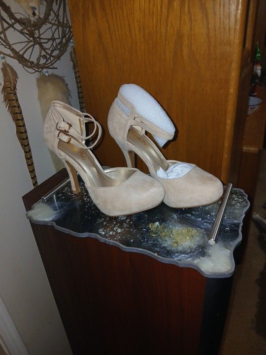 Dreamy Pairs Color is beige and velvet Size 7