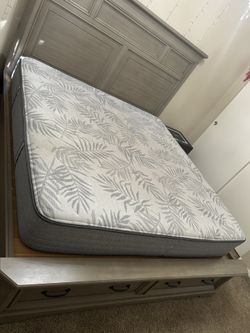 ✨ Sealy Posturepedic King Mattress – Like New! ✨