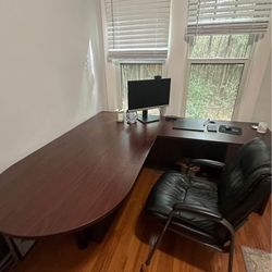 High Quality Corner Desk, Like New