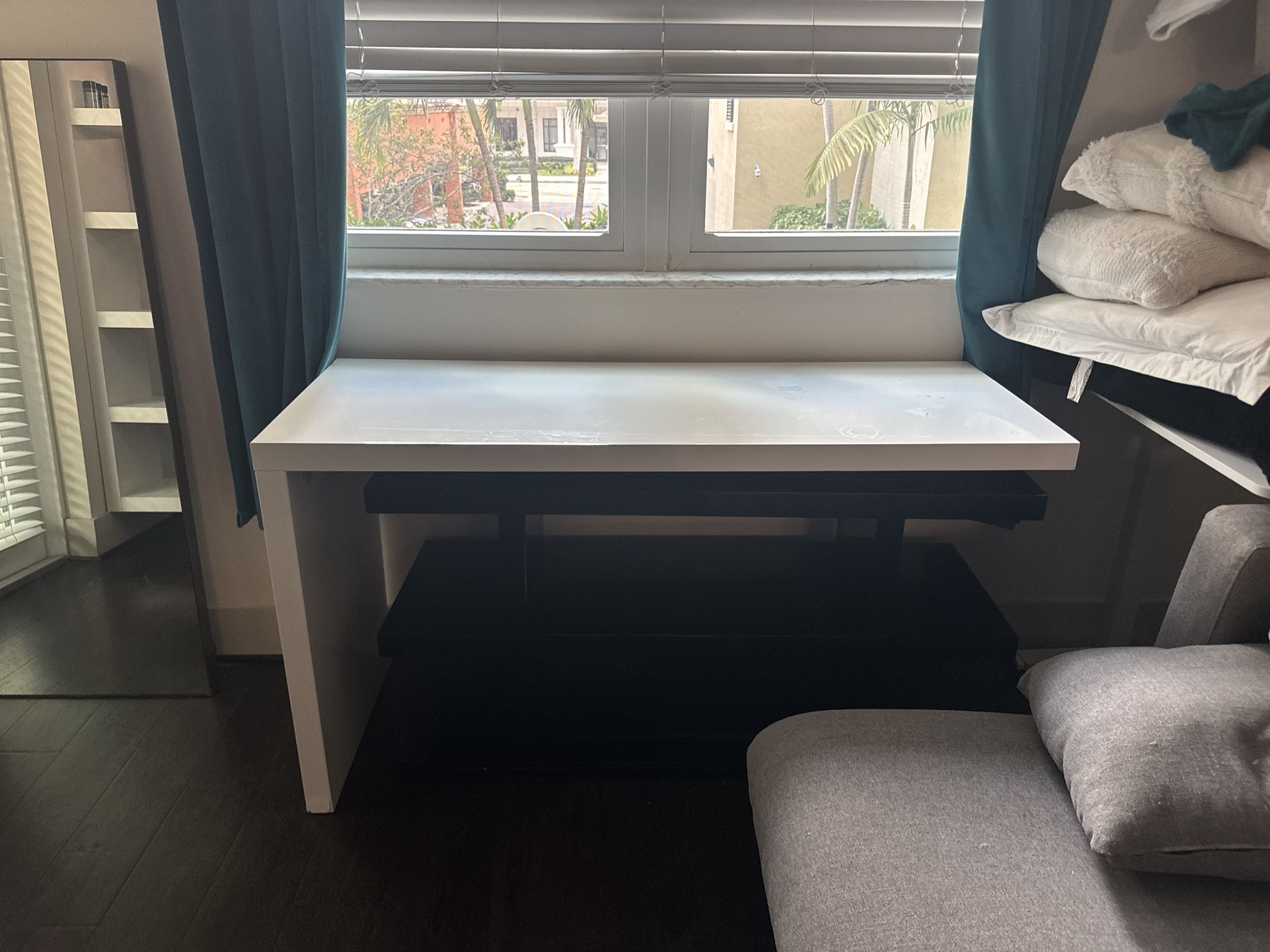 Beautiful White & Black Modern Desk/Table