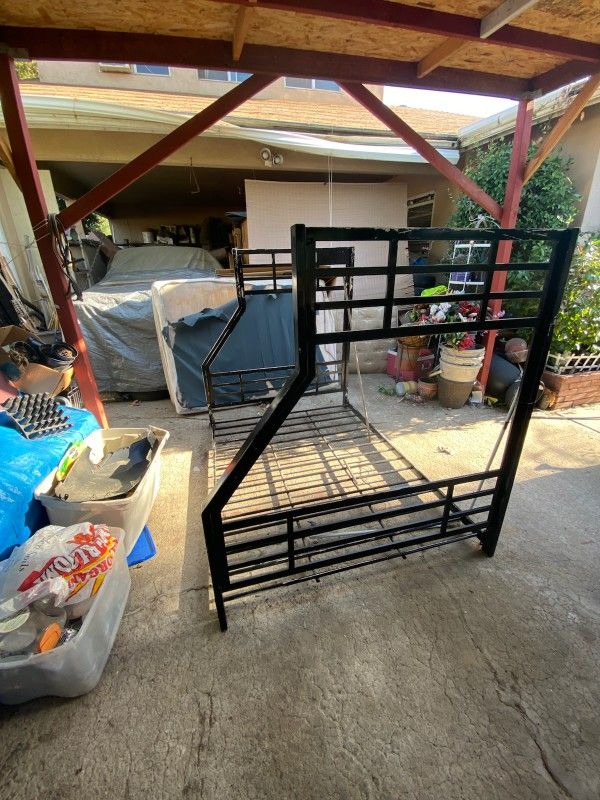 Full/Twin Metal Bunk Bed – Heavy-Duty Frame