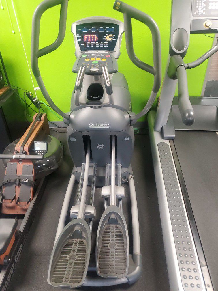 Commercial grade elliptical, Great condition functions perfectly!