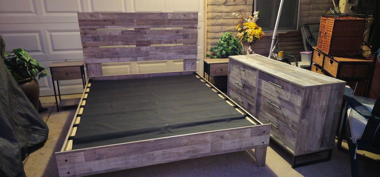 **Beatiful Ashley Furniture 4pc Queen Bedroom Set **