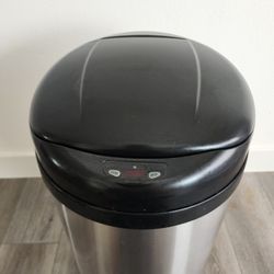 Automatic Door Trashcan