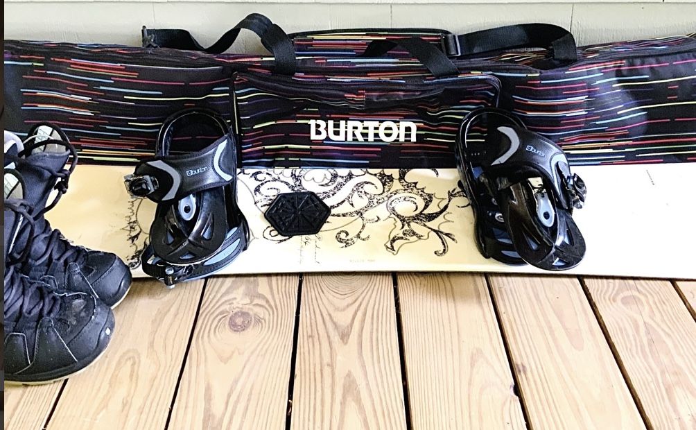 SALOMON SNOWBOARD WITH BURTON BINDINGS, BAG AND BOOTS