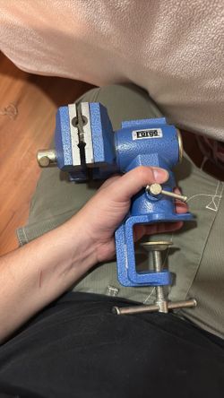 Central Forge 2-1/2 in. Table Swivel Vise