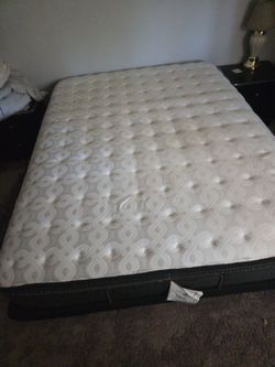 Sealy queen remote bed.
