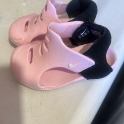 Nike Sandler Size 5c