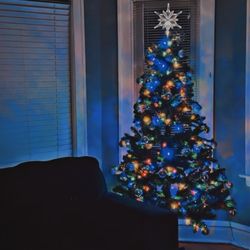 6ft Pre-lit Christmas Tree . 