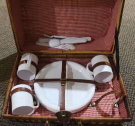 Picnic Basket w/ Plastic Dinnerware