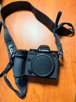 LUMIX S5 24.2 MP Full Frame Camera with Sigma S 20-60mm Lens