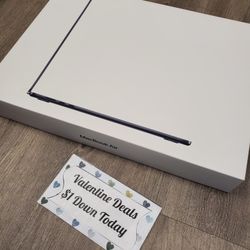 Apple MacBook Air M2 Chip 15in Brand New - $1 DOWN PAYMENT - NO CREDIT NEEDED