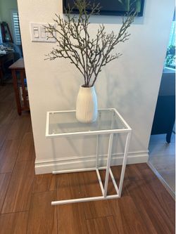 White metal table with detachable glass