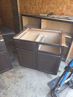 Lot of cabinets with counter 2 base cabinet and upper cabinet