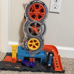 Hot Wheels City Super Twist Tire Shop Playset, Spin The Key to Make Cars Travel Through The Tires, Includes 1 Car, Gift for Kids 4 to 8 Years Old