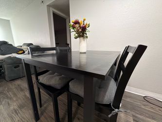 Extendable Table and chairs for sale. $75