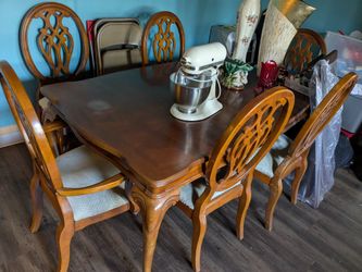 Dining Table w/Chairs