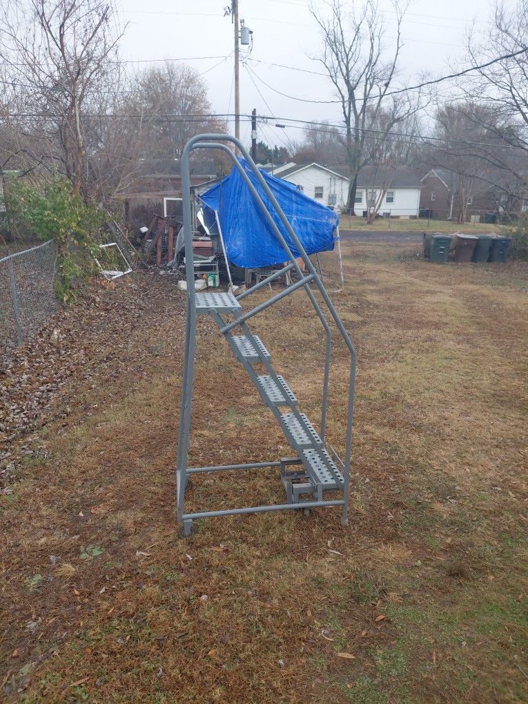 5 Steps Iron Ladder
