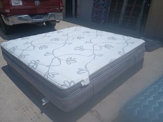 King pillowtop mattress and box spring 🚚🚚 Free delivery