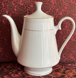 Gorgeous TEA / COFFEE POT - In excellent shape