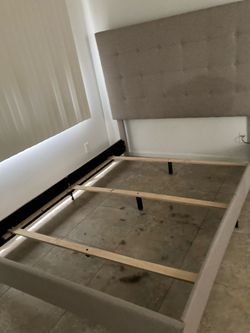 Queen bed frame ❌need out now moving by 5/15❌