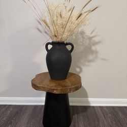 Black vase and side table 